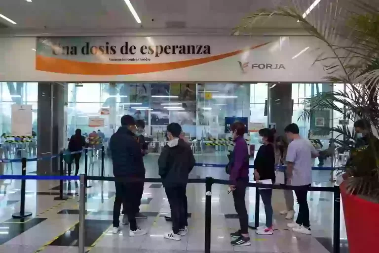 Muchos migrantes venezolanos en América Latina tienen dificultades para vacunarse