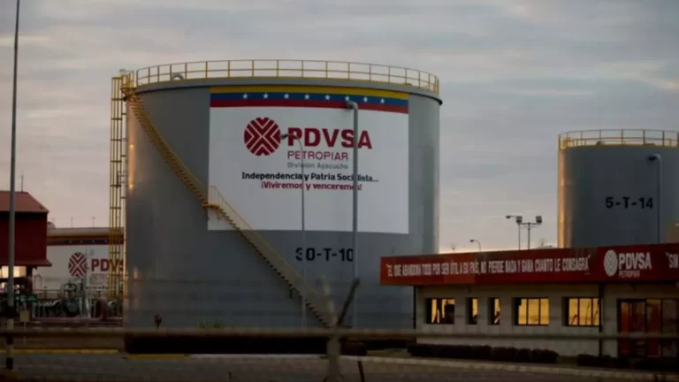 Siete trabajadores petroleros venezolanos detenidos por la interrupción de la refinería, según fuentes