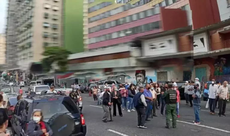 Adultos mayores protestan frente al Alba Caracas para exigir segunda dosis de Sputnik V