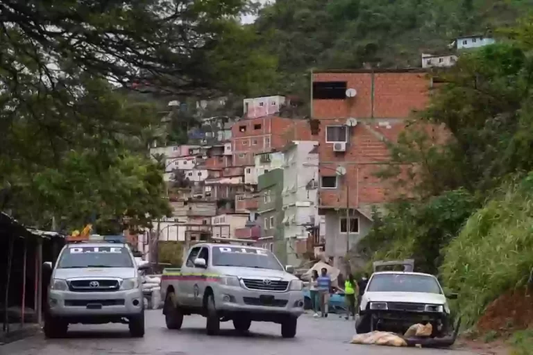 Ocho presuntos antisociales abatidos y un funcionario herido tras enfrentamiento en la carretera Panamericana de Caracas