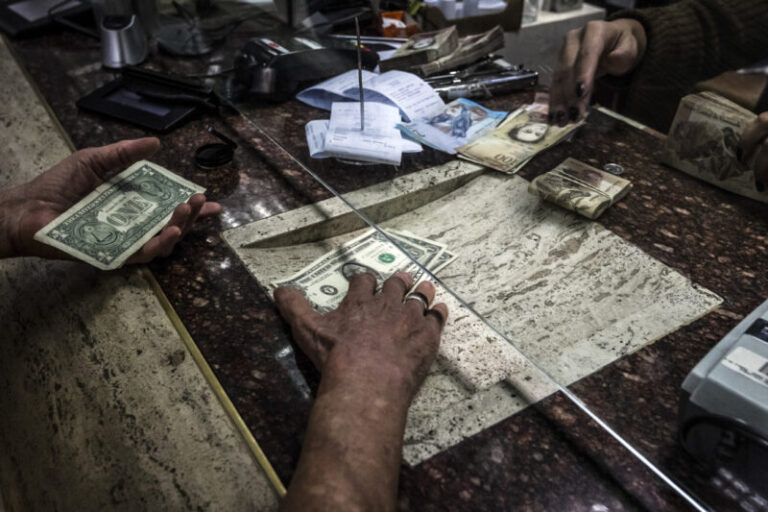 En el mercado de bonos de Venezuela se necesitan pistoleros y bolsas de dinero en efectivo