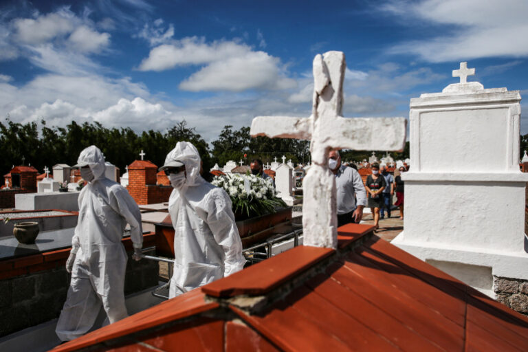 En un nuevo récord sombrío, Brasil supera las 4.000 muertes diarias por COVID