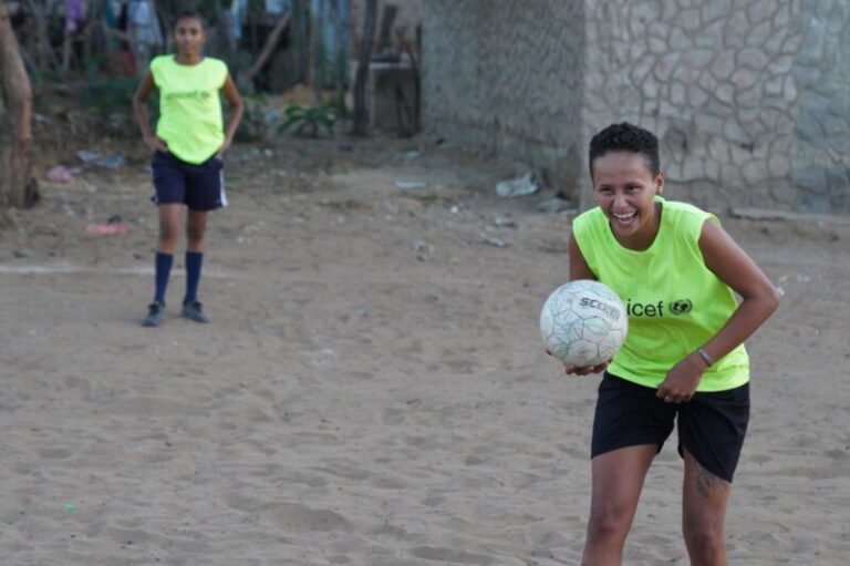 El Kickball construye vínculos entre migrantes y lugareños en esta ciudad fronteriza colombiana