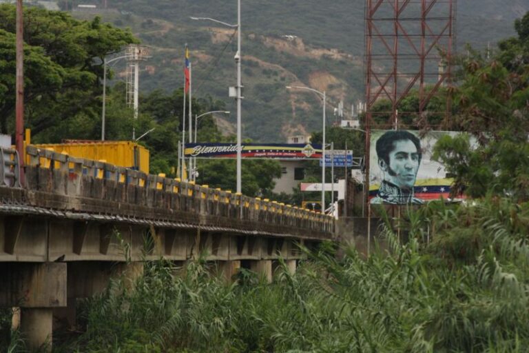 En las fronteras de Venezuela, el COVID-19 no ha frenado el éxodo de inmigrantes, sino que lo ha hecho más peligroso para todos