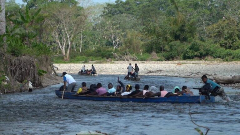 Migrantes retoman ruta a través de la peligrosa selva del Darién en Panamá mientras se reabren las fronteras