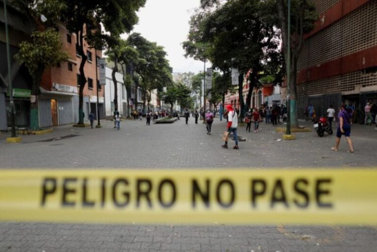 Alcalde venezolano marca con un símbolo rojo las casas de los pacientes de COVID