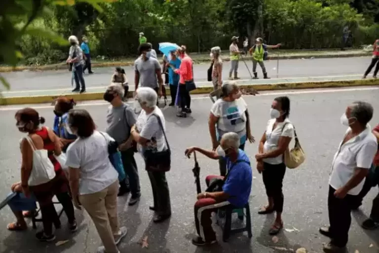 Ancianos venezolanos se quejan de desorden y confusión en la campaña de vacunación