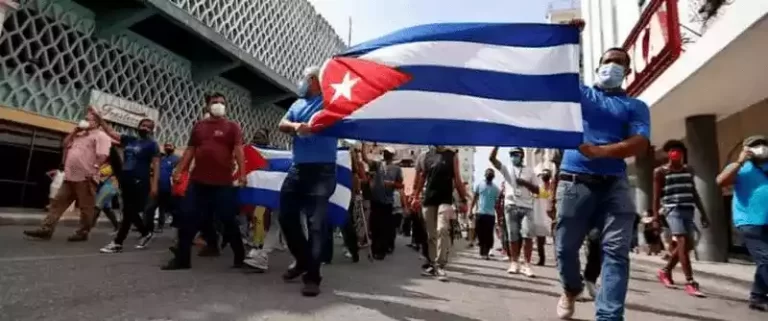 Cómo la crisis petrolera de Venezuela desencadenó protestas masivas en Cuba