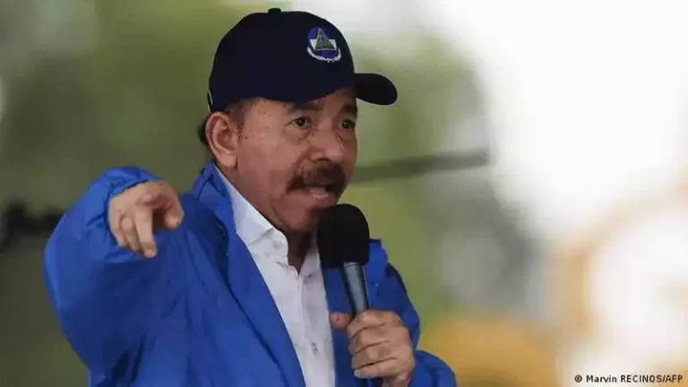 El presidente nicaragüense Ortega mira hacia la dictadura