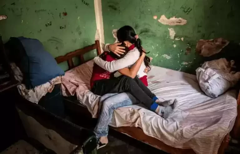 Madre y maestra de víctima de violación infantil fueron a la cárcel en Venezuela mientras el violador permanece libre