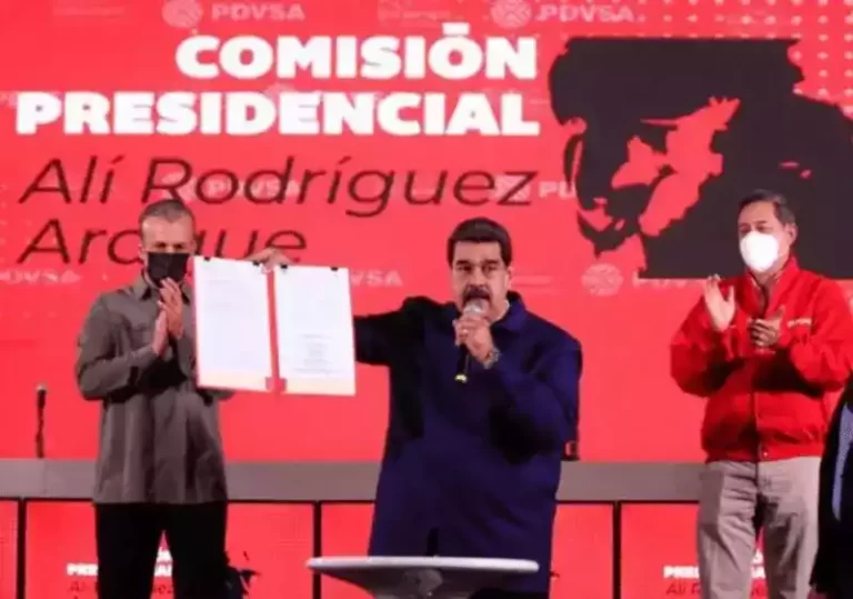 Maduro firma el contrato colectivo de los trabajadores de Pdvsa