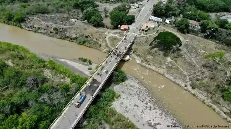 Al menos 20 muertos en medio de enfrentamientos rebeldes en la frontera con Colombia