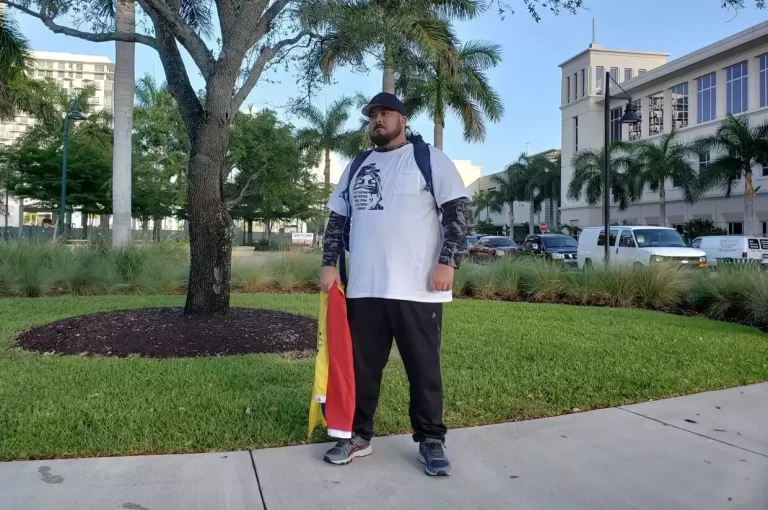 Este venezolano camina desde Miami hasta Washington D.C. para llamar la atención sobre la crisis de Venezuela