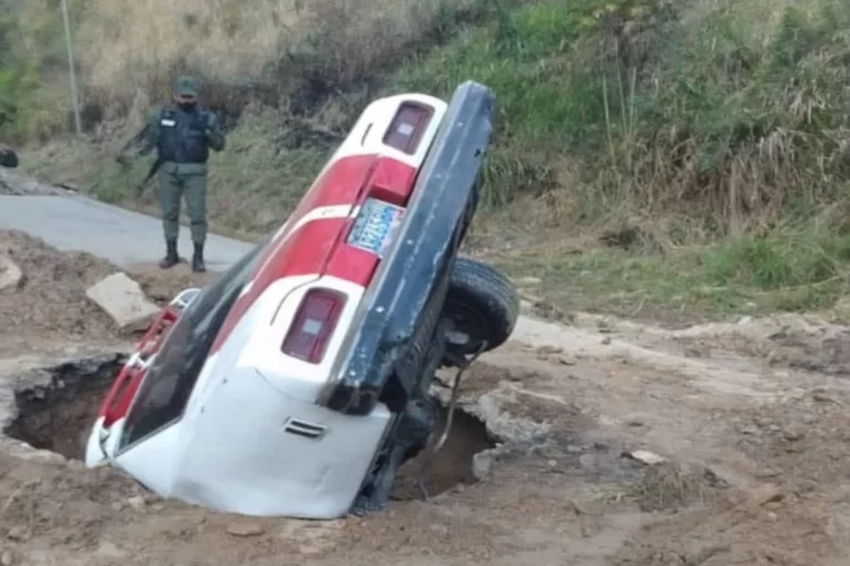 Vehículo quedó atrapado en un mega hueco en ‘El rincón del taxista’ en el 23 de Enero