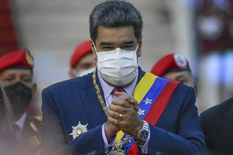 Maduro y Putin hablan después de que un diplomático insinúe una actividad militar