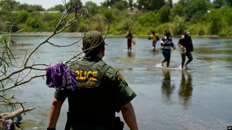 Niña venezolana muere cruzando el río entre México y EE.UU.