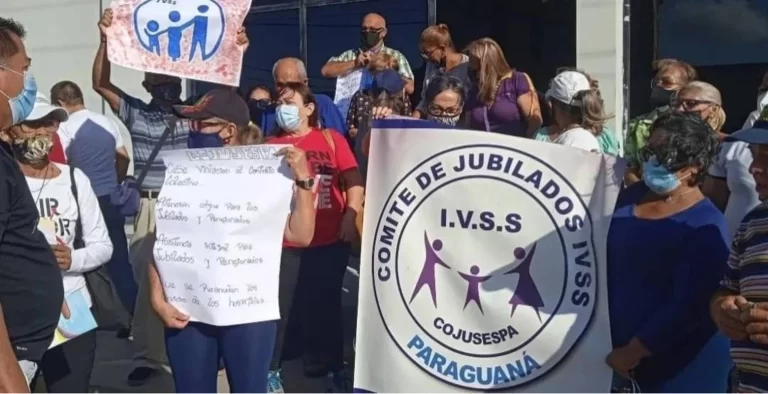 “Con siete bolívares al mes no comemos ni un día”: Pensionados del IVSS en Falcón protestaron por reivindicaciones laborales