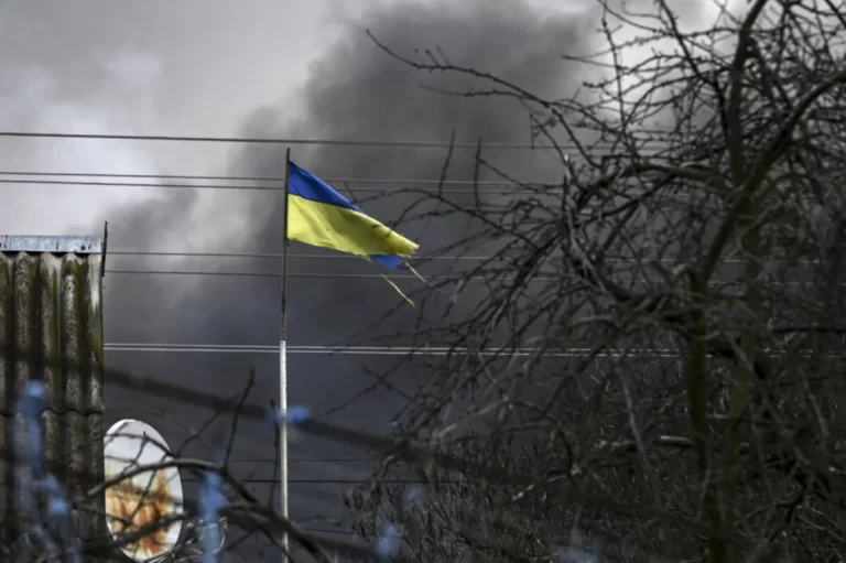 Al menos 50 muertos en bombardeo al sur de Ucrania