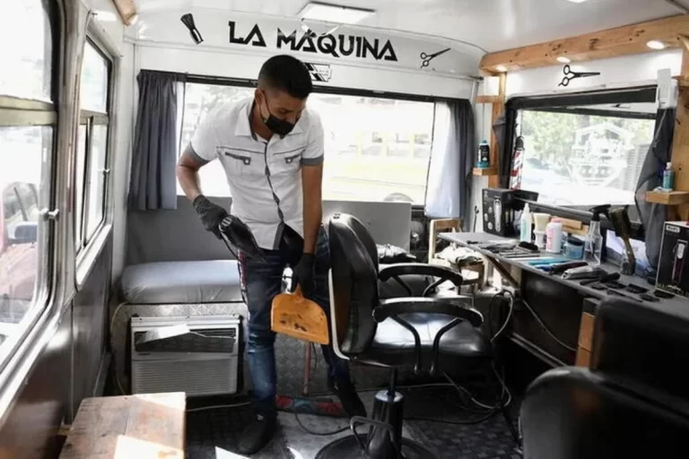 La solución de un venezolano para pagar las cuentas: Afeitarse en un bus