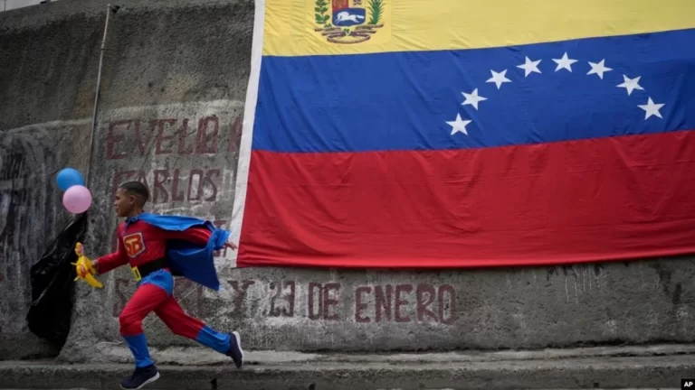 El disfraz de ‘SúperBigote’ desata la polémica en el carnaval venezolano