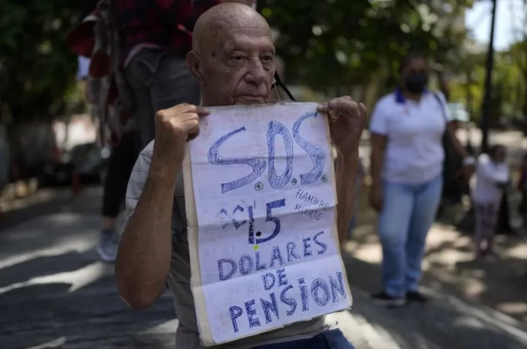 Los pensionados en Venezuela viven de la caridad de terceros