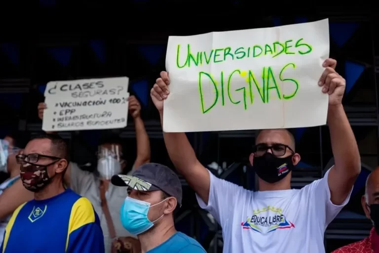 Escándalo en la Universidad Simón Bolívar: una graduada cuestionó al rectorado por su falta de ética y las autoridades abandonaron el salón