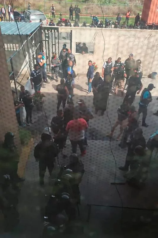 Violento motín en Venezuela: un grupo de presos secuestró a tres policías en una prisión de Carabobo